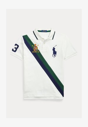 Balts polo krekls ar zaļu un tumši zilu diagonālu svītru. Iezīmēts ar lielu izšūtu numuru "3", ģerboni un jātāja logo tumši zilā krāsā.