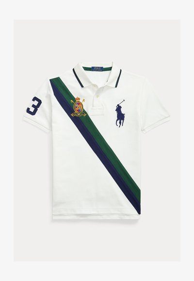 Hvit polo-skjorte med en grønn og marineblå diagonalt stripe. Har et stort brodert nummer "3," et våpenskjold, og en rytters logo i marineblå.