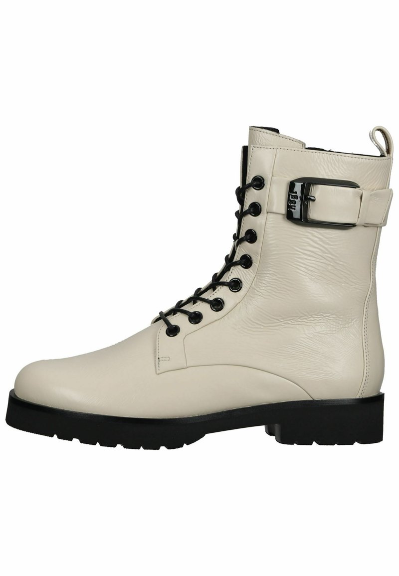 Botas de tobillo de cuero beige con cordones y herrajes negros, punta redonda, acabado texturizado, suela plana negra y detalle de hebilla lateral.