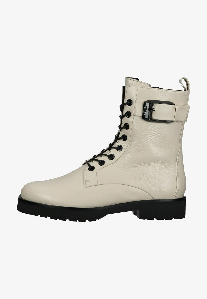 Stivali alla caviglia in pelle beige con lacci e accessori neri, punta tonda, finitura testurizzata, suola piatta nera e dettaglio con fibbia laterale.