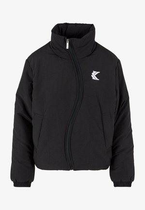 Černá zateplená bunda s vysokým límcem, dvěma předními kapsami a plným zipem. Obsahuje nenápadné bílé logo na levé horní straně.