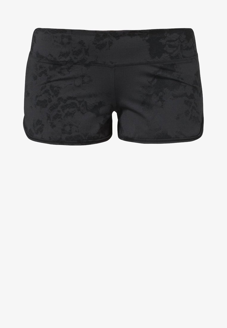 Shorts de sport noirs avec un motif texturé, une taille élastique et des coutures décoratives le long des bords. Longueur mi-cuisse.