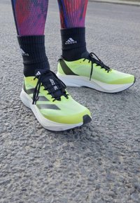 adidas Performance ADIZERO BOSTON 12 - Løbesko til landevejen - white/core black/lucid lemon