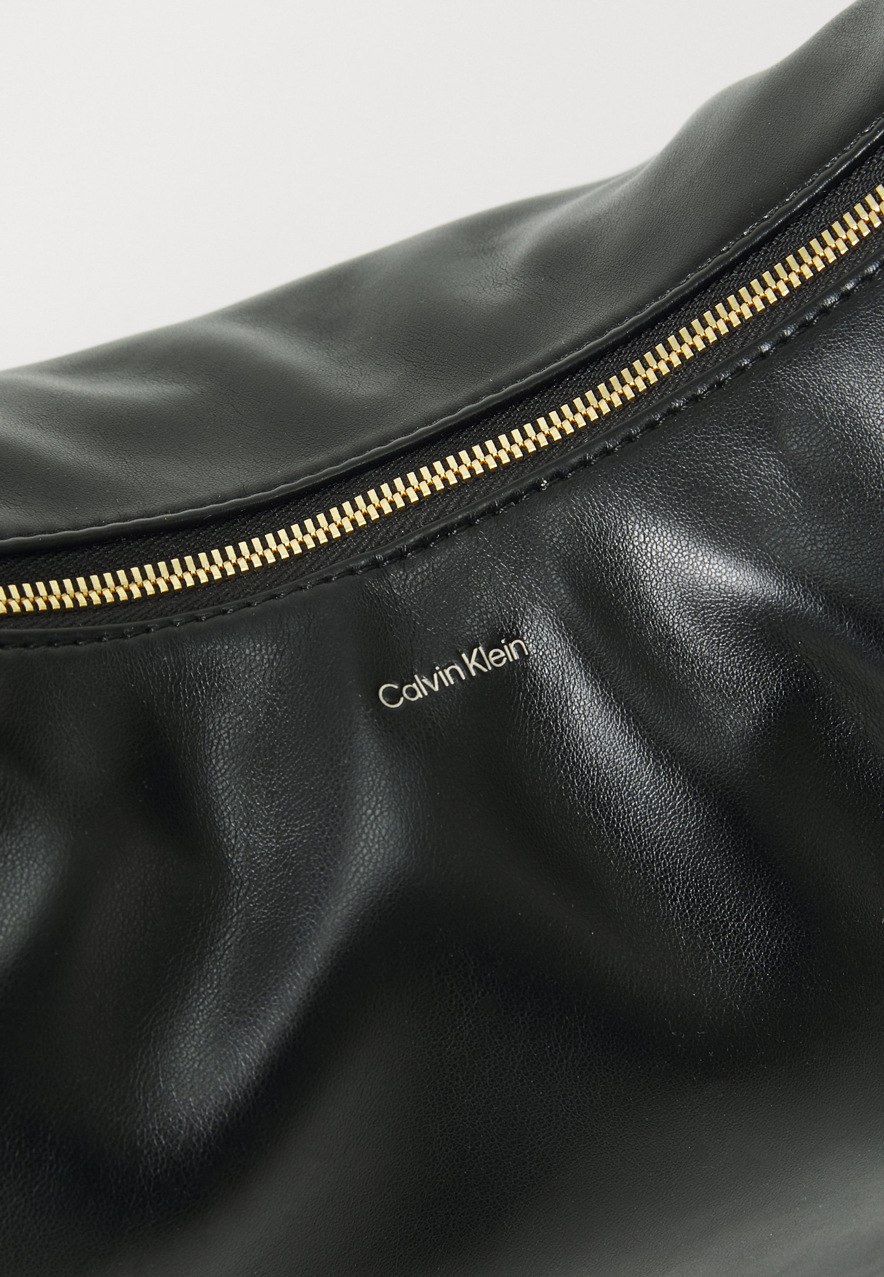 ☆ ☆ Unisex CK Pinched Soft Crescent Hobo Bag 4F Calvin Klein PINCHED SOFT CRESCENT - Handbag - black