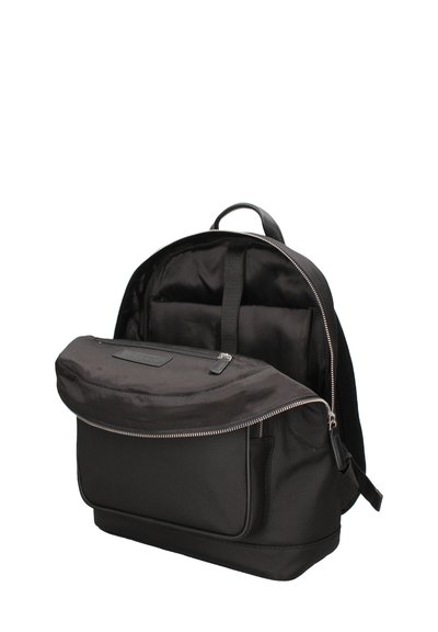 Zaino nero con un morbido flap superiore e chiusura a zip. Realizzato in tessuto testurizzato con una tasca frontale e scomparti interni imbottiti.