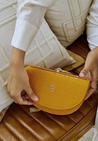 Victoria Hyde VINTAGE HALF-MOON - Ručna torba - senf