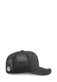 Schwarze Baseballkappe mit solidem Vorderteil und Netzrücken. Flacher Schirm, NFL-Logo-Patch und verstellbarer Snapback-Verschluss.