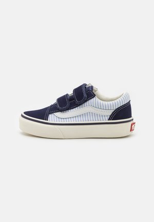 Baskets en toile rayées bleu marine et bleu clair avec des bandes Velcro, semelle en caoutchouc blanc et détail de logo rouge sur le talon.