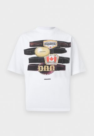 T-shirt blanc avec un graphisme de quatre ceintures noires et brunes arborant différents modèles de boucles, dont une feuille d'érable canadienne et le texte "DSQUARED2".