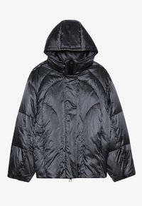 Sort puffjakke med hætte, der har en skinnende, quiltet tekstur og en frontlynlås. Rundet design med en boxet silhuet og store ærmer.