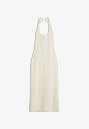 Robe en maille crème, dotée d'un col halter avec liens ajustables, d'une coupe mi-longue et d'un tissu lisse et texturé. Pas de motifs ni d'accents.