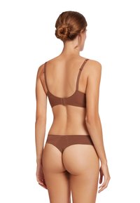 Set di lingerie marrone senza cuciture composto da un reggiseno con design posteriore e un tanga abbinato, entrambi realizzati in tessuto morbido ed elastico con spalline regolabili.