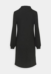 Černé pletené šaty s klopovým výstřihem, dlouhými rukávy a volným střihem, které mají zakřivený lem pro elegatní siluetu.