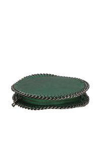 Ampiamente in pelle verde, con una forma arrotondata, presenta un bordo cucito e una cerniera di colore argento a contrasto. Texture liscia con un leggero luccichio.