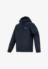 Chaqueta de exterior azul marino con capucha, cremallera frontal, bolsillos laterales con cremallera y logotipo "Regatta Great Outdoors" en el pecho y la manga.