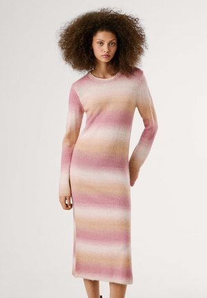 Strickkleid mit langen Ärmeln in rosa Farbverlauf, verziert mit weißen und beigen Streifen, Rundhalsausschnitt und seitlichen Schlitzen am Saum.