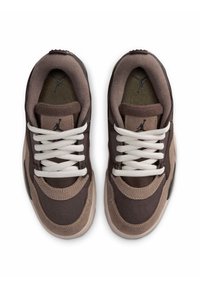 Braune Sportschuhe aus einer Mischung von Canvas- und Wildledermaterialien, mit weißen Schnürsenkeln und sichtbarem Branding auf den Innensohlen. Abgerundete Zehenform, strukturierte Akzente.