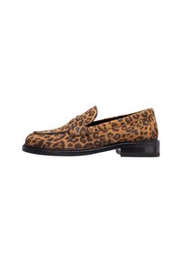 Slip-on loafers met luipaardprint, gemaakt van gestructureerd suède, voorzien van een lage zwarte buitenzool en een afgeronde neus.