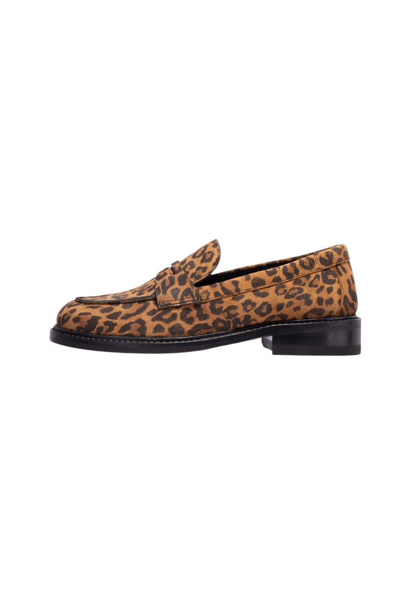 Slip-on loafers met luipaardprint, gemaakt van gestructureerd suède, voorzien van een lage zwarte buitenzool en een afgeronde neus.