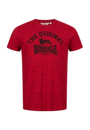 Červené tričko s krátkym rukávom a okrúhlym výstrihom s čiernym nápisom "THE ORIGINAL LONSDALE LONDON" a grafikou leva na hrudi.