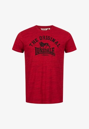 Rød kortærmet T-shirt med rund hals og sort "THE ORIGINAL LONSDALE LONDON" tekst samt løvegrafik på brystet.