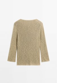 Maglione in maglia a coste beige con maniche lunghe, scollatura bateau e spacchi laterali per un maggiore comfort. Tessuto morbido e leggero.