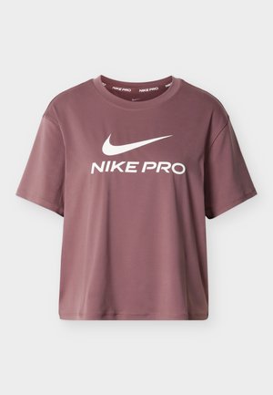 Kratka športna majica s kratkimi rokavi v sivkasto vijolični barvi, z okroglim izrezom in belim napisom "NIKE PRO" čez prsni del. Gladek tekstil.