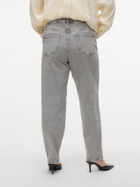 Γκρι τζιν με ψηλή μέση και άνετη εφαρμογή, με πέντε τσέπες, διακριτική ξεθώριαση και ελαφρώς ξεβαμμένη υφή.