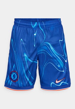 Pantaloni corti sportivi blu con un motivo ondulato di un blu chiaro, logo Nike arancione ed emblema del Chelsea FC. Realizzati in tessuto traspirante.
