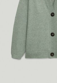 Cardigan verde lavorato a maglia con scollo a V, maniche lunghe e sei bottoni neri sul davanti. Morbida texture con polsini e orlo a costine.