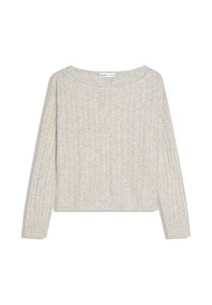 Lichtbeige kabelgebreide trui met lange mouwen, een brede ronde halslijn en geribbelde manchetten, plat gelegd op een witte achtergrond.