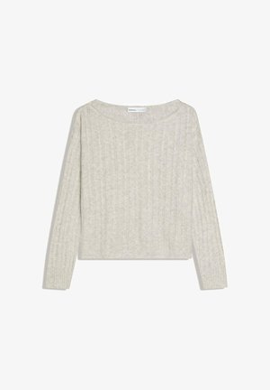 Maglione a maniche lunghe color beige chiaro con lavorazione a trecce, ampio scollo rotondo e polsini a coste, disteso su uno sfondo bianco.