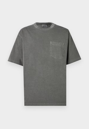 T-shirt grigia a maniche corte in tessuto morbido, con scollo rotondo e taschino sul petto. Design semplice con dettagli di cuciture visibili.