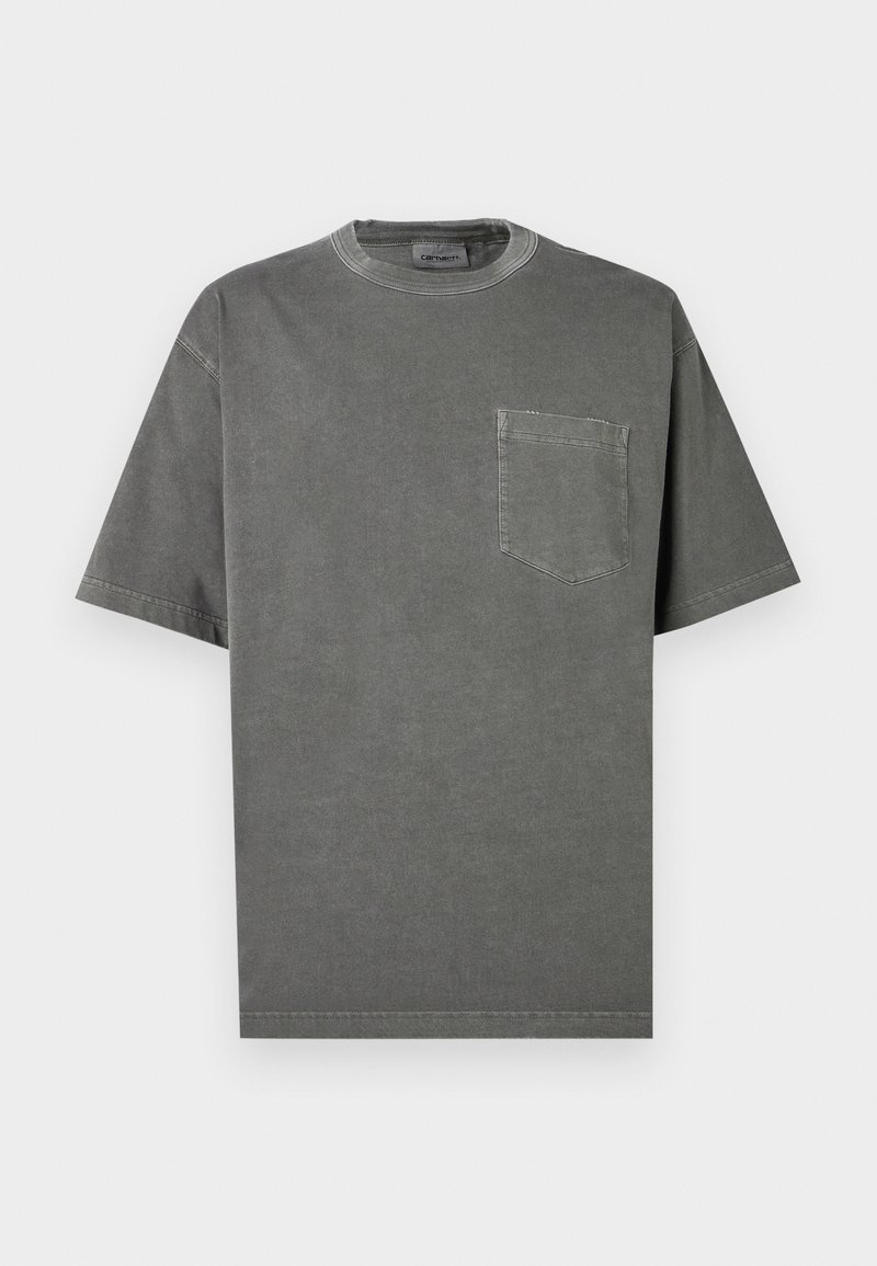 Grå T-shirt med korta ärmar i mjukt tyg, med rund halsringning och en bröstficka. Enkel design med synliga söm detaljer.