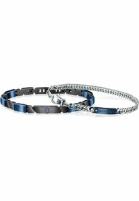 Twee met elkaar verbonden armbanden: de ene metallic zwart met blauwe accenten en een kettingontwerp, de andere zilver met een Maserati-logo en een glanzende textuur.