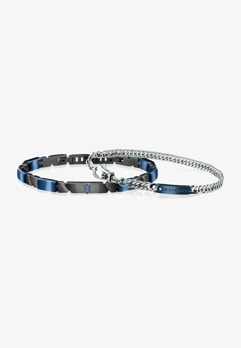 Twee met elkaar verbonden armbanden: de ene metallic zwart met blauwe accenten en een kettingontwerp, de andere zilver met een Maserati-logo en een glanzende textuur.