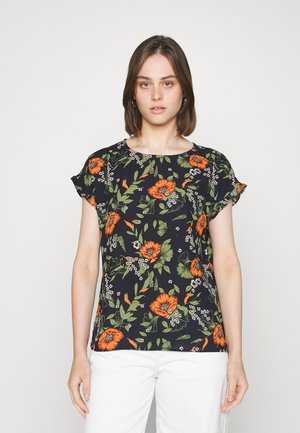 Blusa preta de manga curta com flores vibrantes laranja e folhas verdes, com decote redondo e mangas com leve franzido.