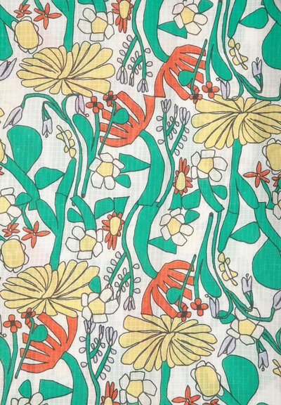 Fleurs jaunes, blanches et orange avec des tiges et des feuilles vertes sur un fond blanc texturé formant un motif floral dense.