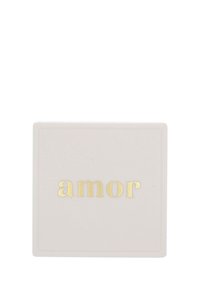 Caja cuadrada de un suave tono rosa claro con textura lisa, con la palabra "amor" en letras doradas. Diseñada con un borde sutil en relieve.