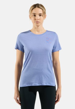 Hellblaues T-Shirt mit kurzen Ärmeln aus weicher Baumwolle. Auf der linken Brust befindet sich ein kleines gesticktes Blätterdesign in Orange und Blau.