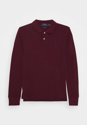 Camisa Polo Ralph Lauren burdeos de manga larga con cuello, tapeta con dos botones y pequeño logo bordado en el pecho izquierdo.