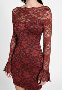 Robe en dentelle rouge avec manches longues et poignets évasés. Motif floral avec superposition texturée. Silhouette ajustée, encolure arrondie.