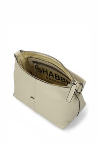 Borsa in pelle beige con superficie testurizzata, chiusura con zip e tasca interna. Presenta un logo e una tracolla staccabile.
