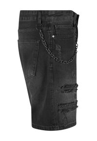Shorts de mezclilla negra con detalles desgastados, una cadena unida a la cintura y cinco bolsillos. Los bordes están deshilachados para un aspecto rudo.