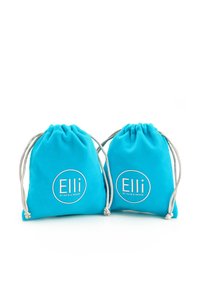 To blågrønne snoreposer lavet af stof, med et cirkulært logo med teksten "Elli by Julie & Grace" i hvid. Blød tekstur.