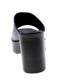 Sandalo nero con tacco alto caratterizzato da una tomaia liscia, retro aperto e un tacco a blocco rigato per maggiore stabilità.