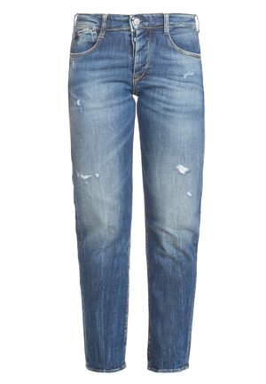 Jean en denim bleu avec un délavage usé et des détails déchirés. Design à jambe droite avec cinq poches et fermeture à bouton métallique.