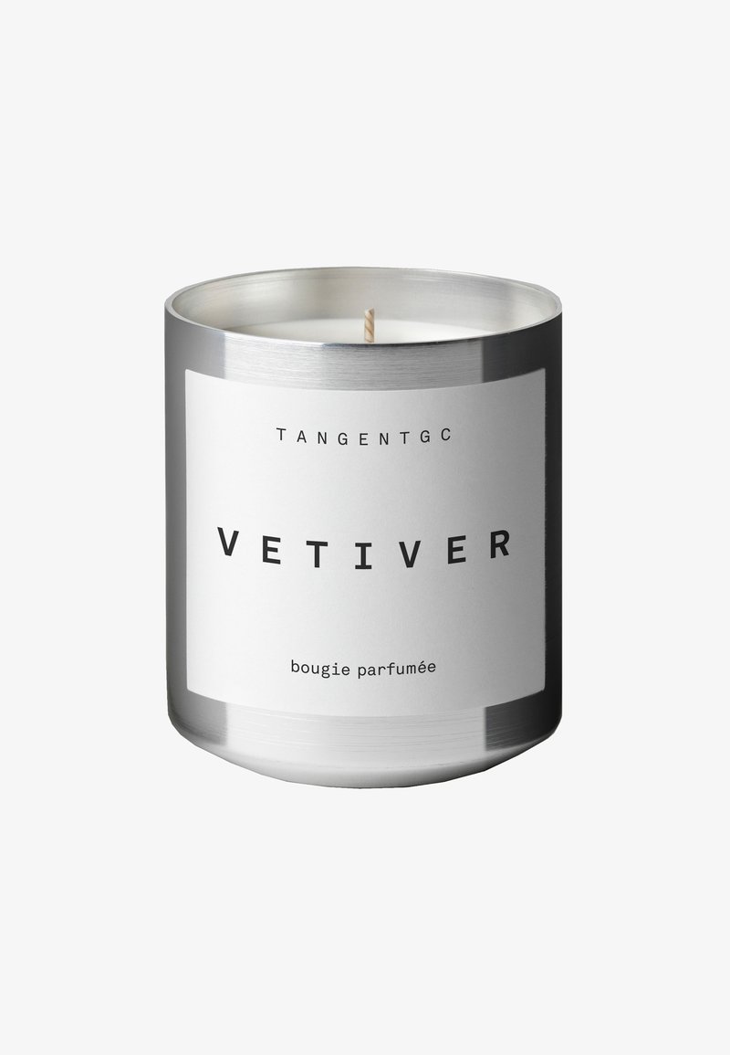 Portacandele in metallo argentato con etichetta bianca. L'etichetta presenta testo nero "TANGENTGC VETIVER" e "bougie parfumée." Wick singolo visibile.