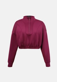 Maglione corto a maniche lunghe in magenta intenso con collo alto, mezza cerniera frontale e vita elasticizzata.