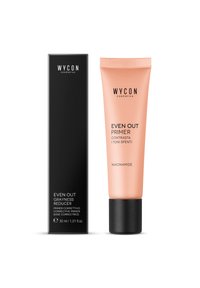 Primer riduttore della grigiore WYCON Even Out in un tubetto rosa pallido con tappo nero, accanto a una scatola nera con testo bianco, entrambi dal design elegante e moderno.